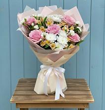 Букет цветов из:  Гвоздики, Орхидеи и Розы #REPLACE_PRED# Новокубанске