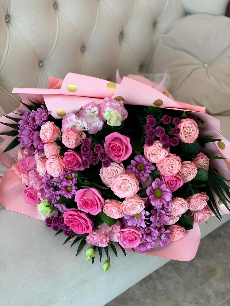 Букет цветов из: Хризантемы, Розы и Лизиантусы в Новокубанске