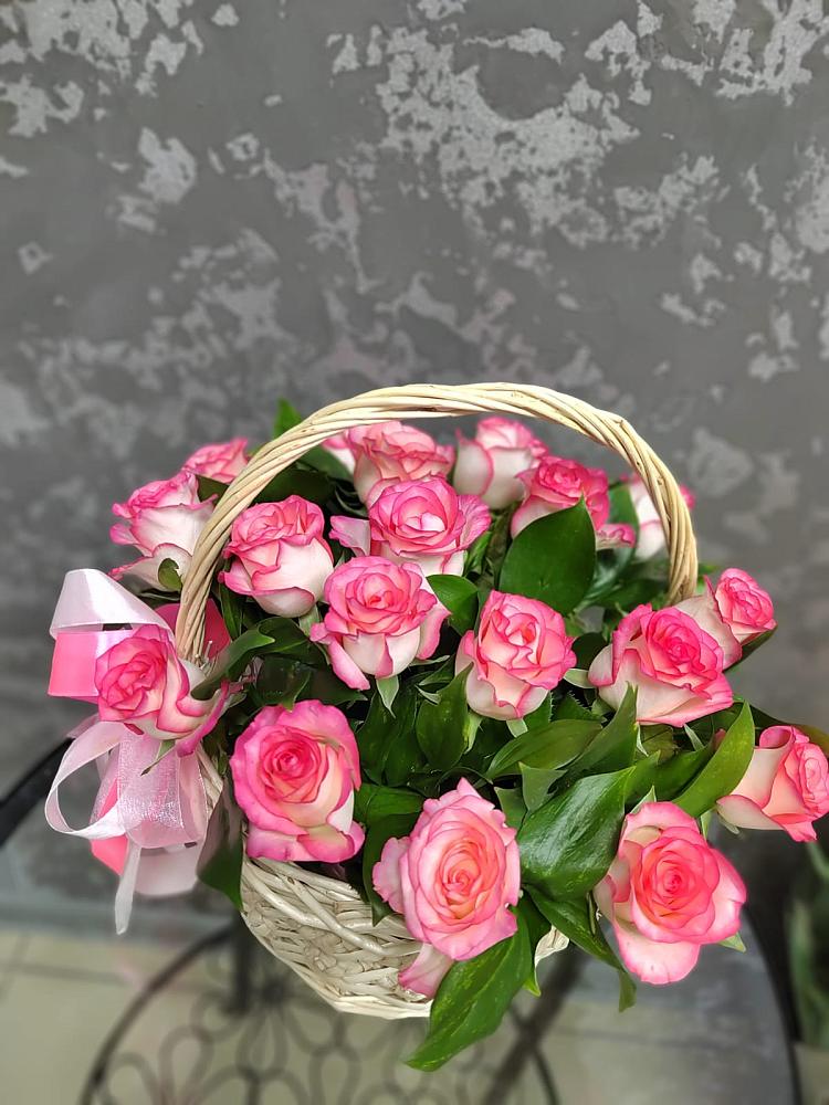 Цветочная композиция из Розы в корзине в Новокубанске