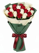 Букет Микс из красных и белых роз в Новокубанске