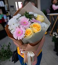 Букет цветов из:  Герберы, Розы и Хризантемы в Новокубанске
