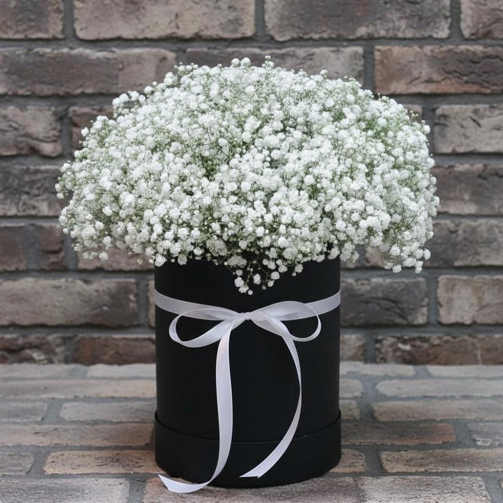 Цветочная композиция из Гипсофила в шляпной коробке в Новокубанске