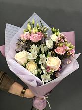 Букет цветов из:  Альстромерии, Розы и Лизиантусы в Новокубанске
