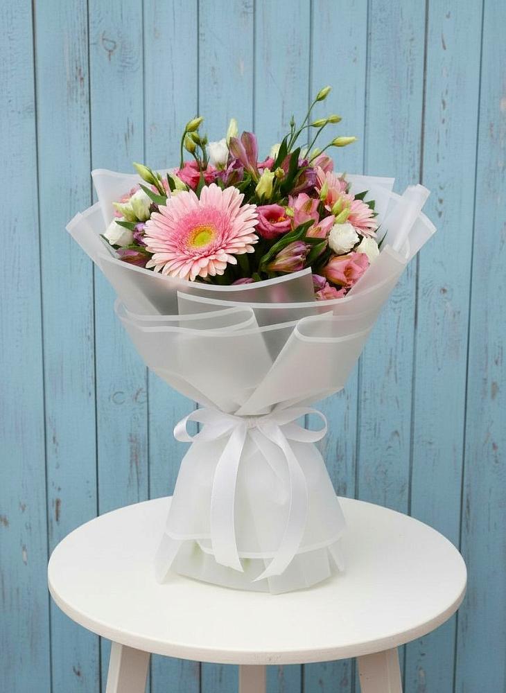 Букет цветов из: Герберы, Альстромерии и Лизиантусы в Новокубанске