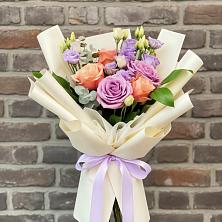 Букет цветов из:  Лизиантусы и Розы в Новокубанске