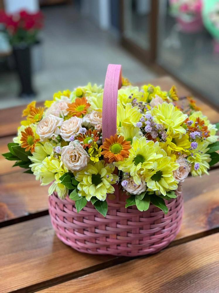 Цветочная композиция из Хризантемы и Розы в корзине в Новокубанске