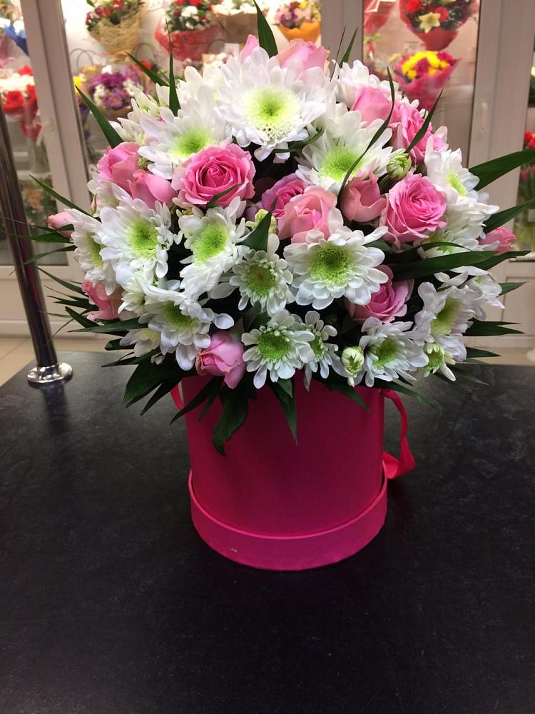 Цветочная композиция из Розы и Хризантемы в шляпной коробке в Новокубанске