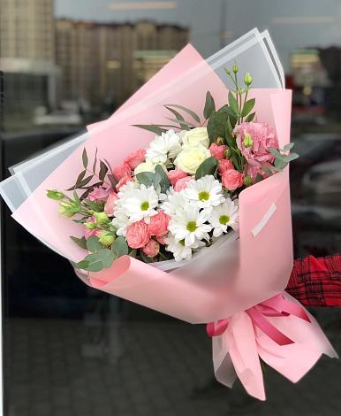 Букет цветов из: Розы, Лизиантусы и Хризантемы в Новокубанске