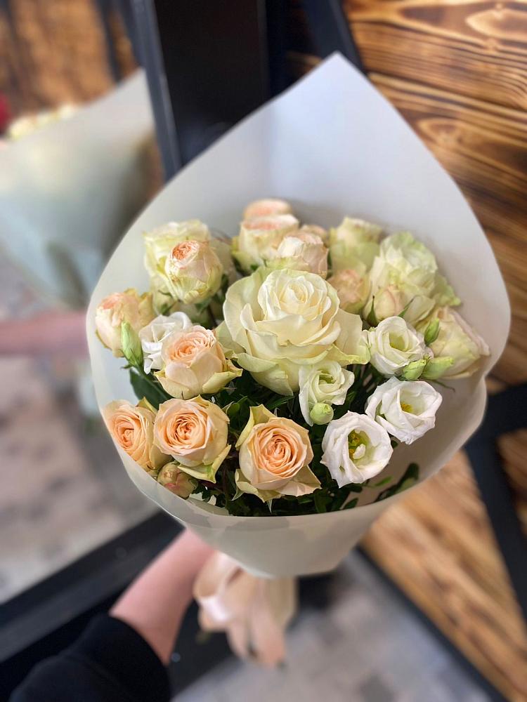 Букет цветов из: Розы и Лизиантусы в Новокубанске